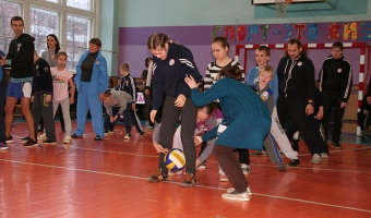 В субботу, 9 декабря, в средней школе №8 прошел спортивный праздник для детей с ограниченными возможностями и их родителей