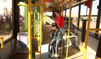 Водителей и кондукторов обучали навыкам безопасного сопровождения и помощи пассажирам с инвалидностью