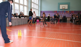В субботу, 9 декабря, в средней школе №8 прошел спортивный праздник для детей с ограниченными возможностями и их родителей